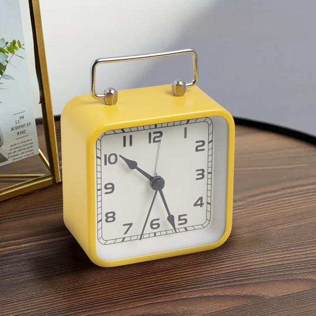 Lille firkantet vækkeur med håndtag