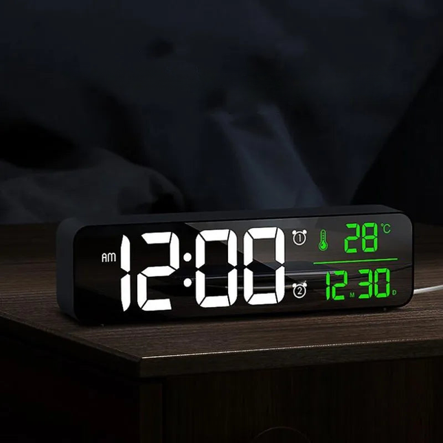 Digitalt vækkeur med dato og temperatur