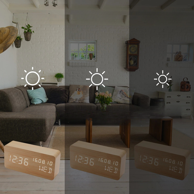 Moderne digitalt vækkeur i lyst træ