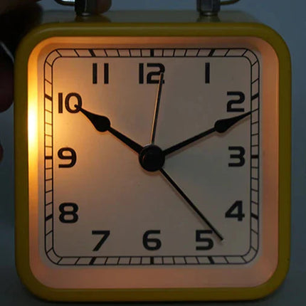 Lille firkantet vækkeur med håndtag