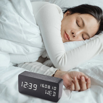 Moderne digitalt vækkeur i lyst træ