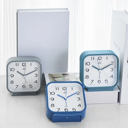 Klassisk firkantet analogt vækkeur til bordet