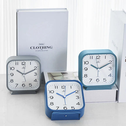 Klassisk firkantet analogt vækkeur til bordet