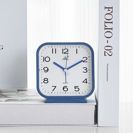 Klassisk firkantet analogt vækkeur til bordet