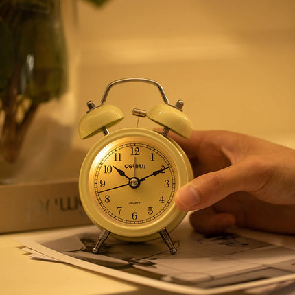 Enkelt beige retro vækkeur med klokker