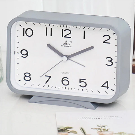 Moderne rektangulært analogt vækkeur