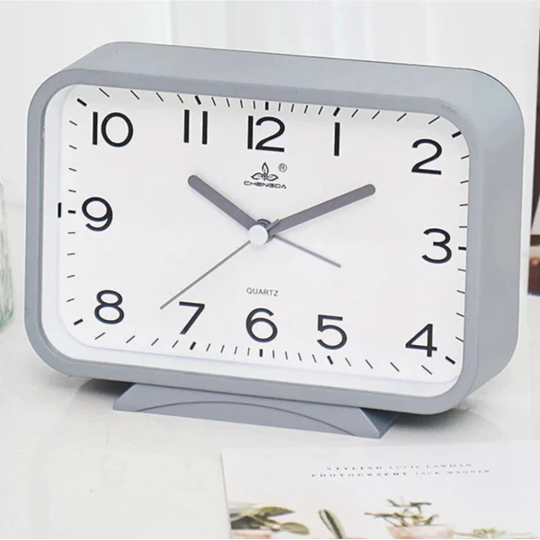 Moderne rektangulært analogt vækkeur