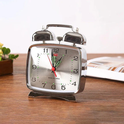 Firkantet mekanisk vækkeur i retro stil