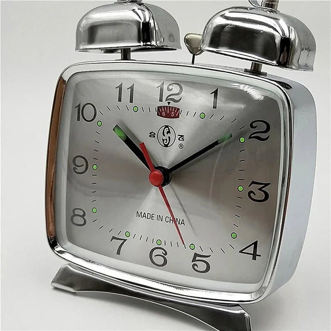 Firkantet mekanisk vækkeur i retro stil