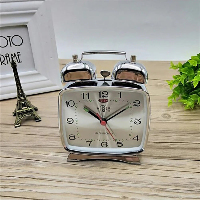 Firkantet mekanisk vækkeur i retro stil