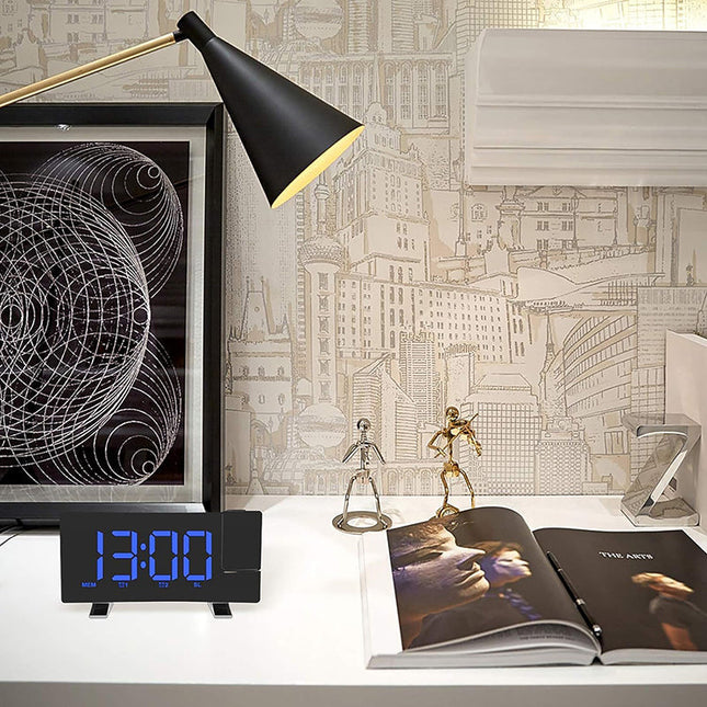 Clockradio med blå projektion af tid