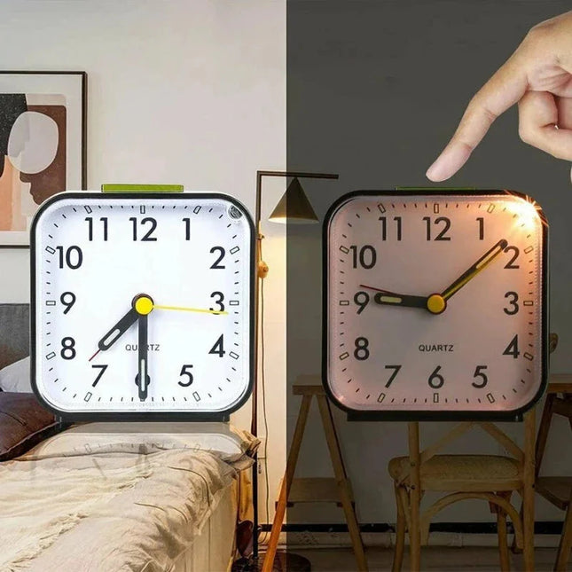 Firkantet lydløst analogt vækkeur med lys