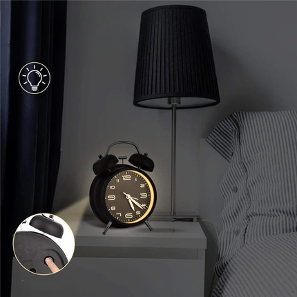 Klassisk analogt vækkeur med dobbeltklokke