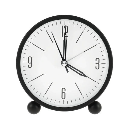 Minimalistisk rundt analogt vækkeur i metal