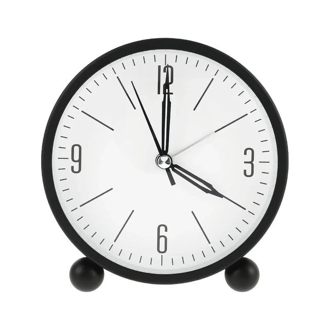 Minimalistisk rundt analogt vækkeur i metal