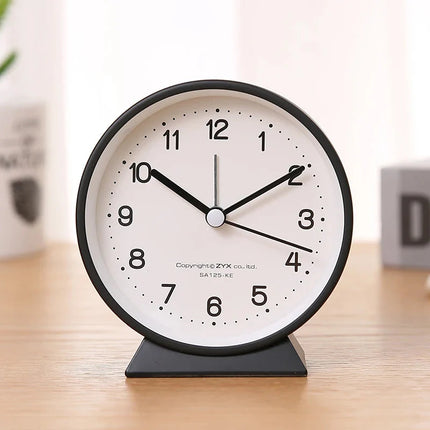 Lydløst analogt vækkeur i minimalistisk design