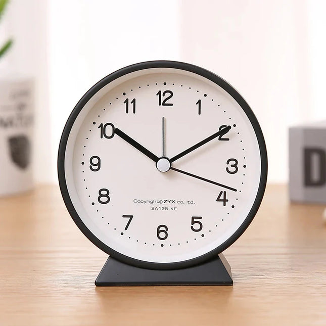Lydløst analogt vækkeur i minimalistisk design
