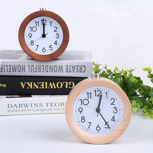 Rundt analogt vækkeur i mørkt træ