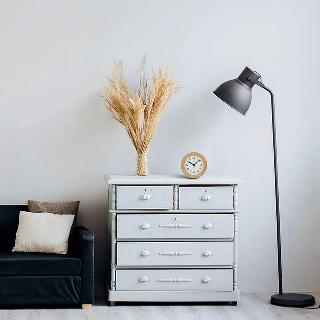 Rundt analogt vækkeur i mørkt træ