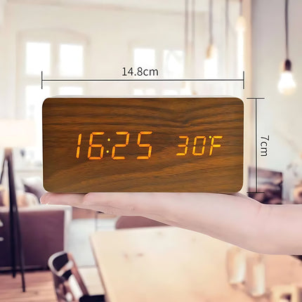 Digitalt LED vækkeur i lyst træ