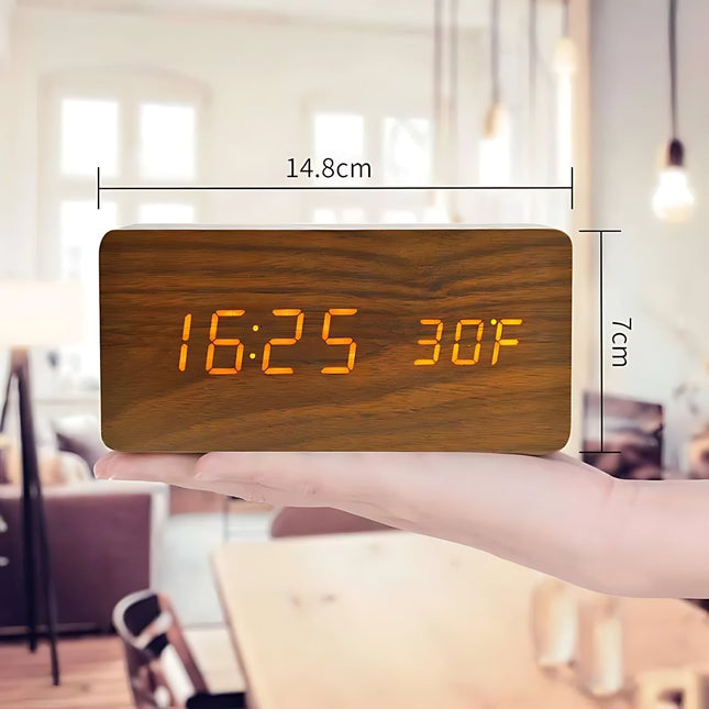 Digitalt LED vækkeur i lyst træ