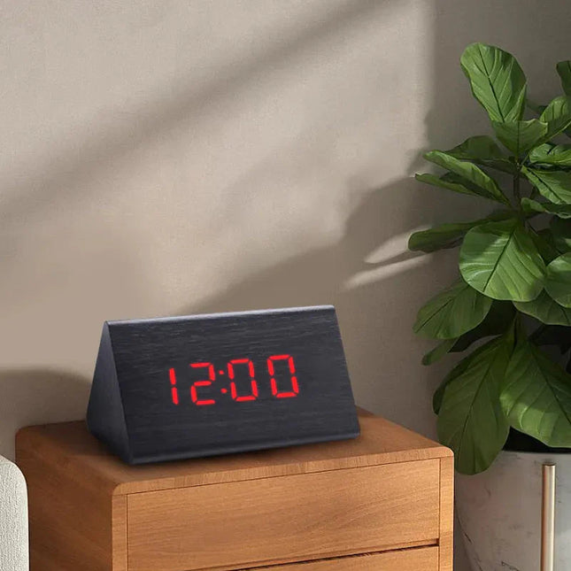 Digitalt vækkeur i sort træ design