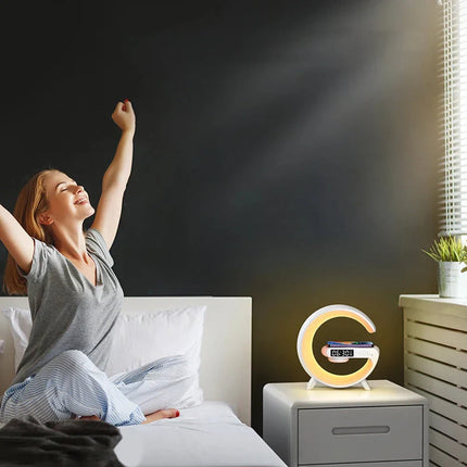 Multifunktionel lampe med vækkeur og oplader