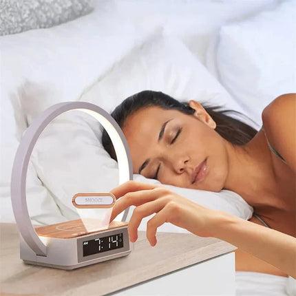 Vækkeur med trådløs oplader og lampe