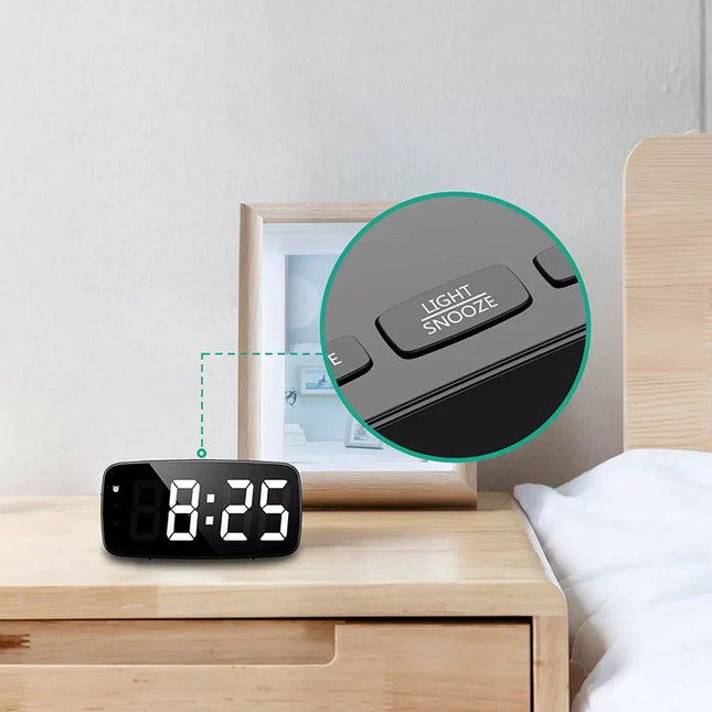 Batteridrevet digitalt vækkeur med alarm