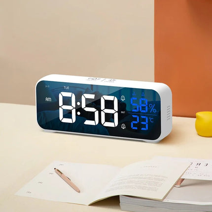 Hvidt digitalt vækkeur med termometer