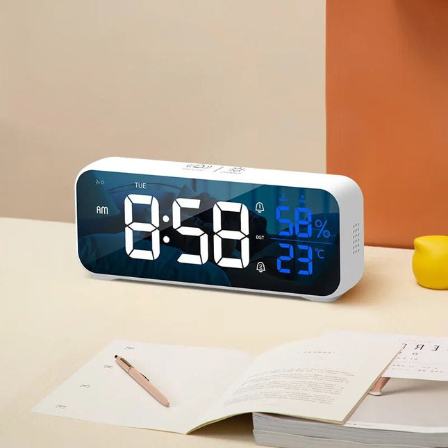 Hvidt digitalt vækkeur med termometer