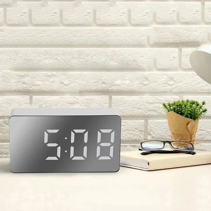 Simpelt digitalt vækkeur med spejldisplay