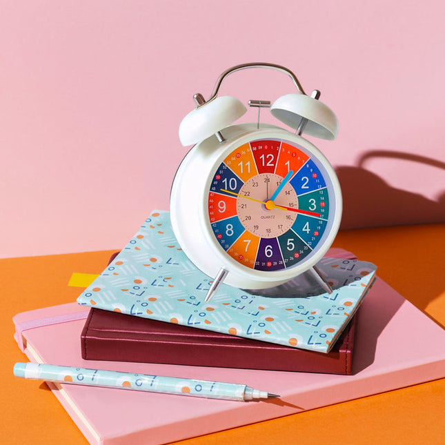 Farverigt analogt vækkeur til børn
