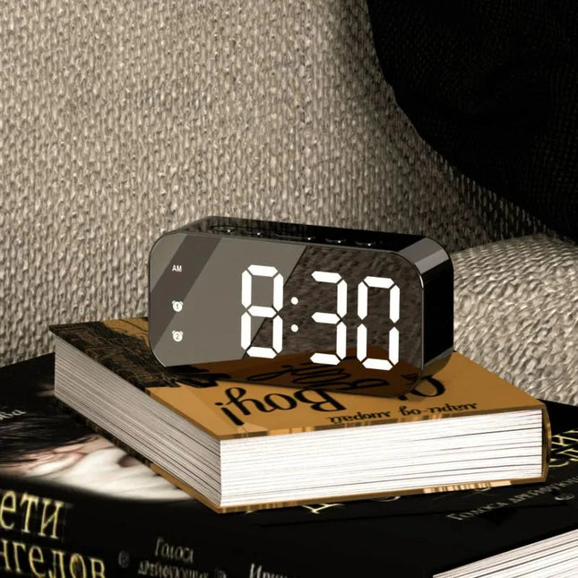Moderne digitalt spejl vækkeur med LED