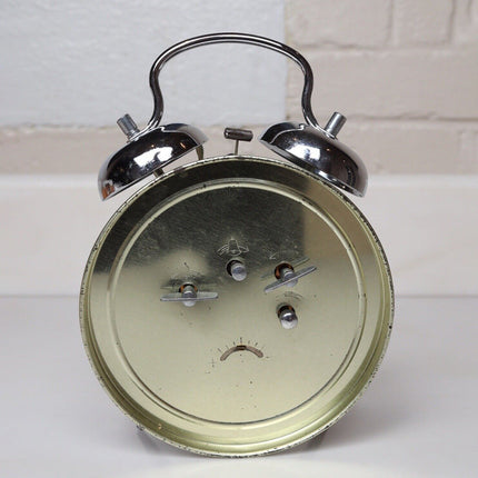 Mekanisk vækkeur med dobbeltklokke i sølv