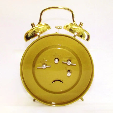 Traditionelt mekanisk vækkeur i guld look