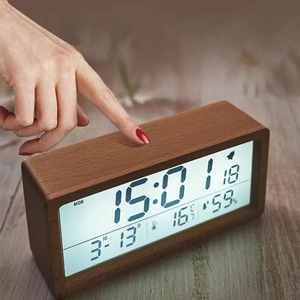 Digitalt vækkeur i træ med termometer