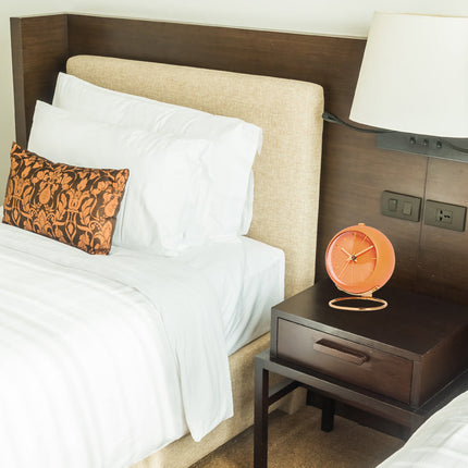 Orange vintage vækkeur på guld stander